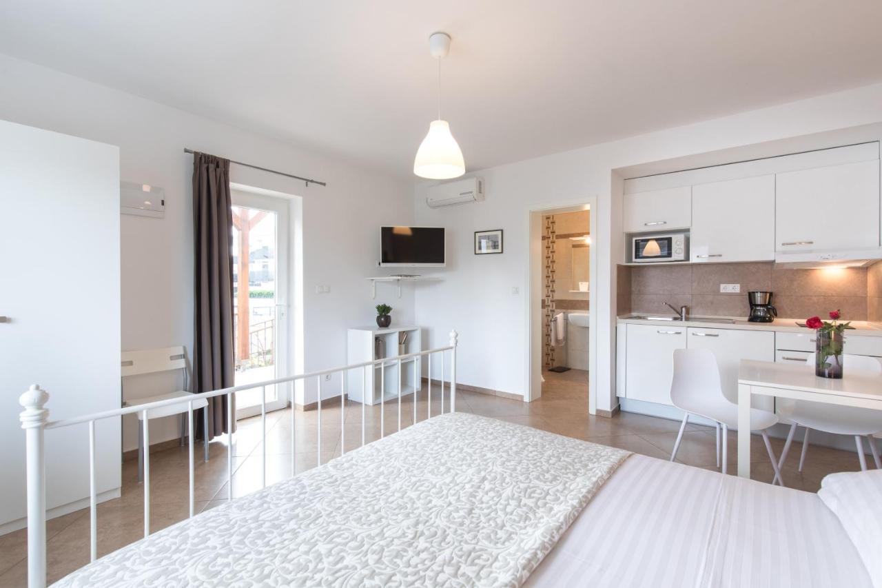 Apartmani Laura Krk Крк Экстерьер фото