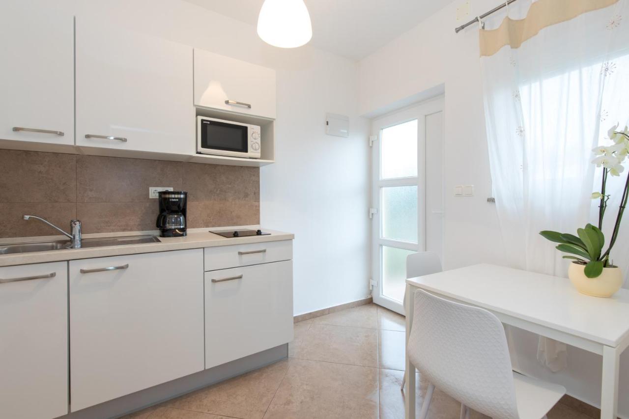 Apartmani Laura Krk Крк Экстерьер фото