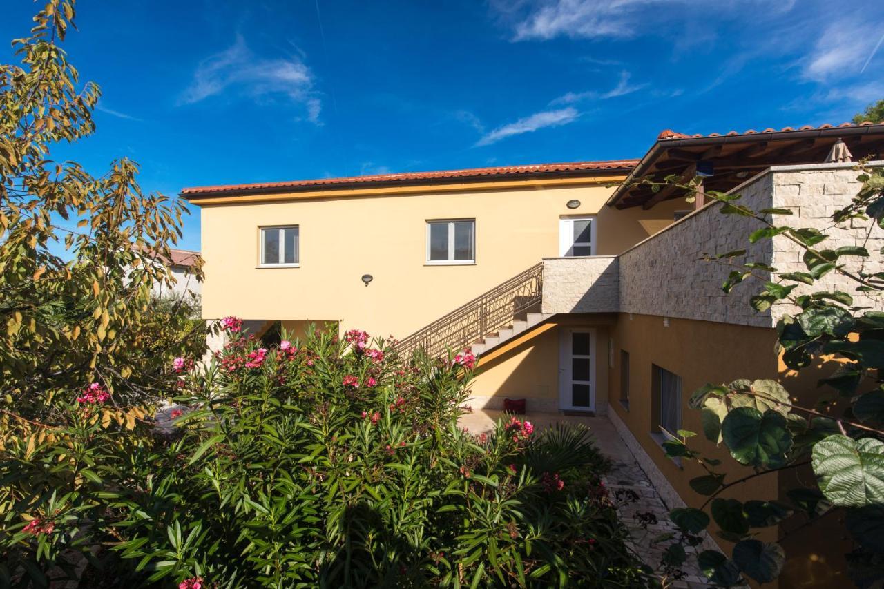 Apartmani Laura Krk Крк Экстерьер фото